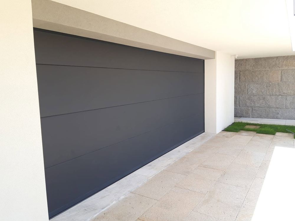 Portão seccionado antracite, casa moderna