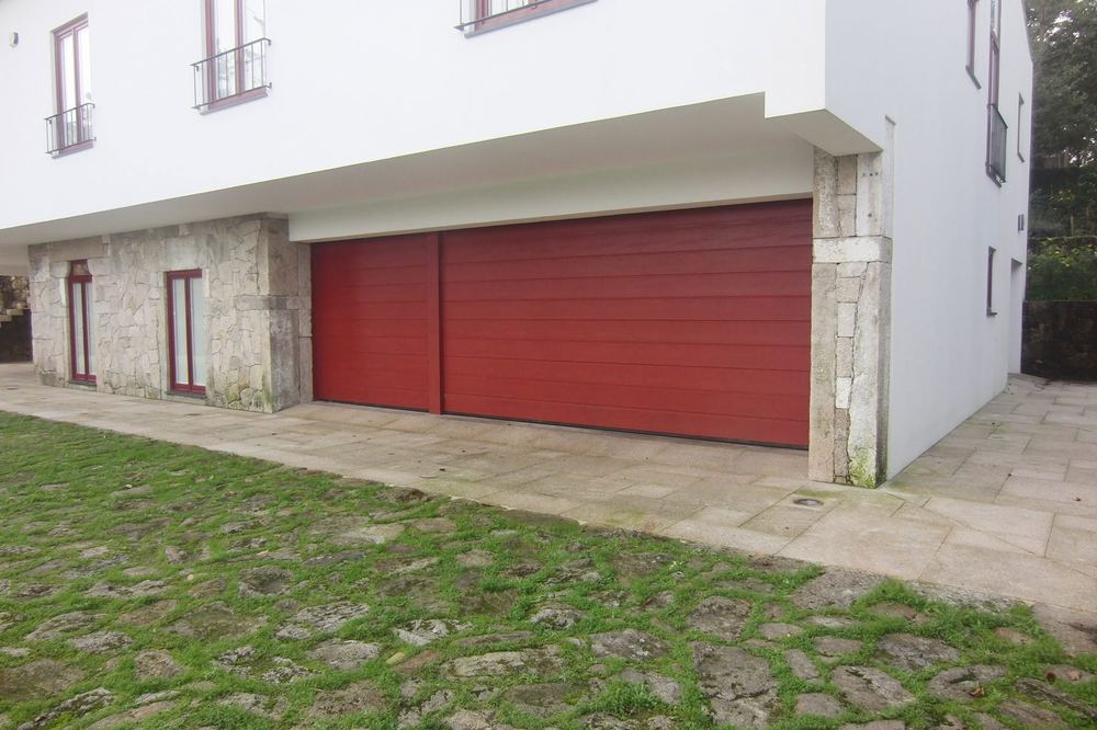 Portão seccionado vermelho, moradia