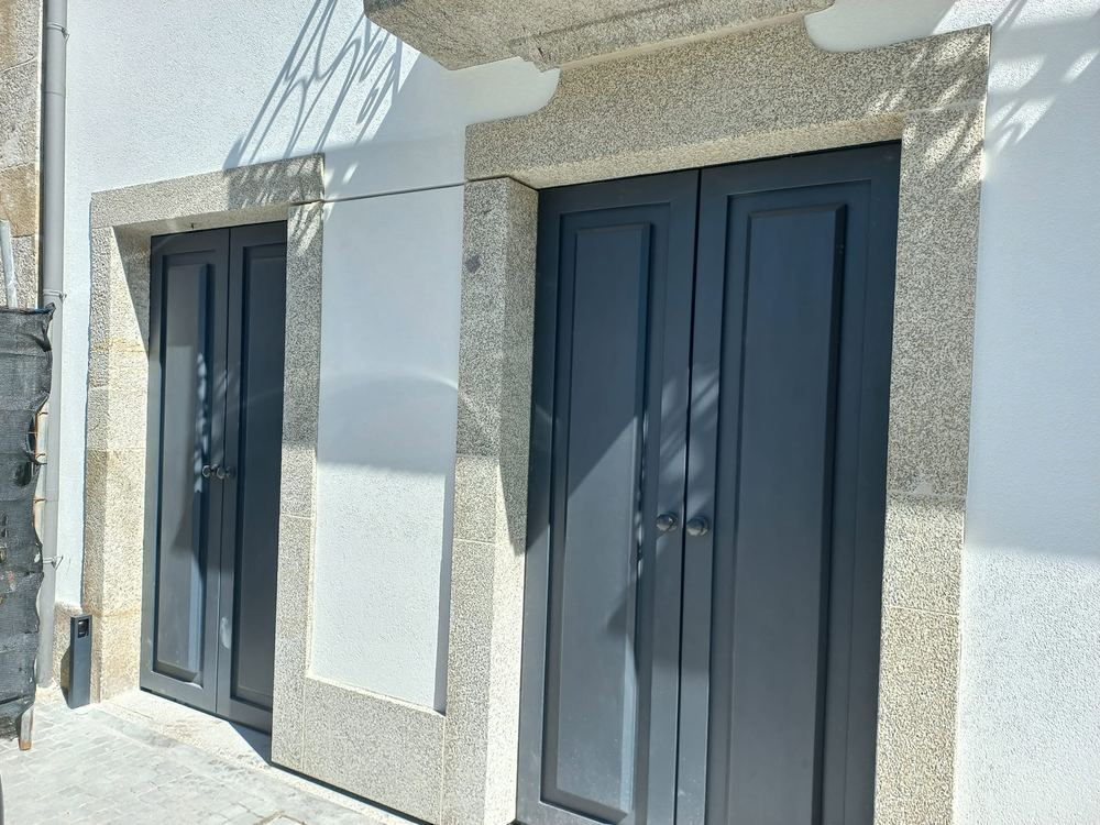 Portas de entrada em alumínio, moldura em pedra