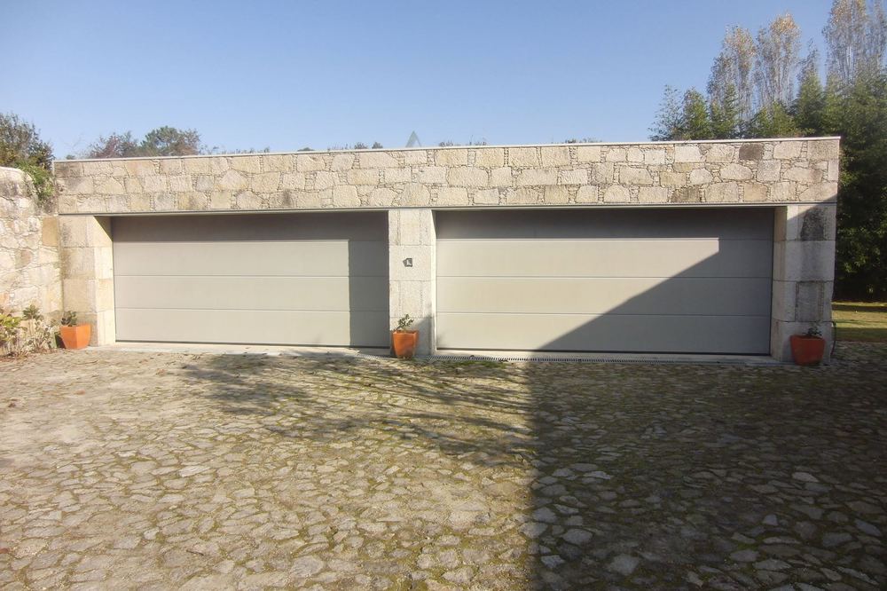 Duas portas seccionadas em fachada de pedra